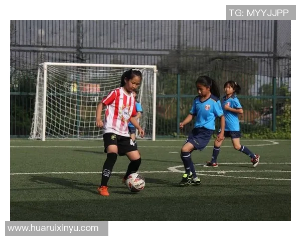 黑人球星女友踏上绿茵场展现风采 成为足球界新星背后的强力支撑